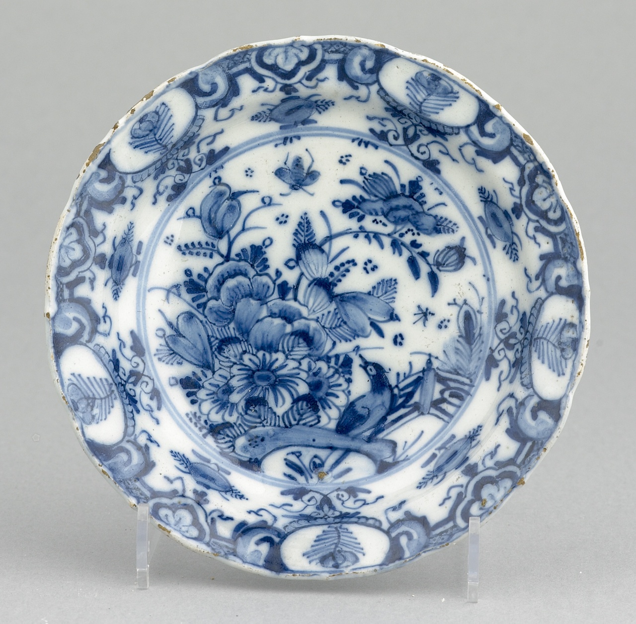 Bordje met florale motieven in onderglazuur blauw