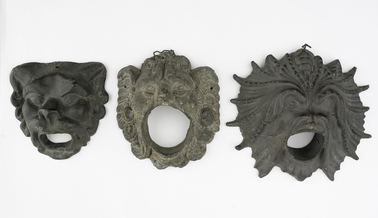Drie ornamenten of waterspuwers van leeuwenkoppen met opengesperde bekken