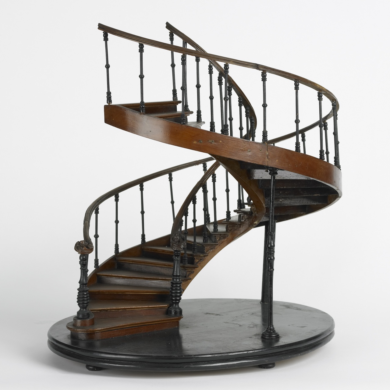 Model van een engelse trap met ovale kuip