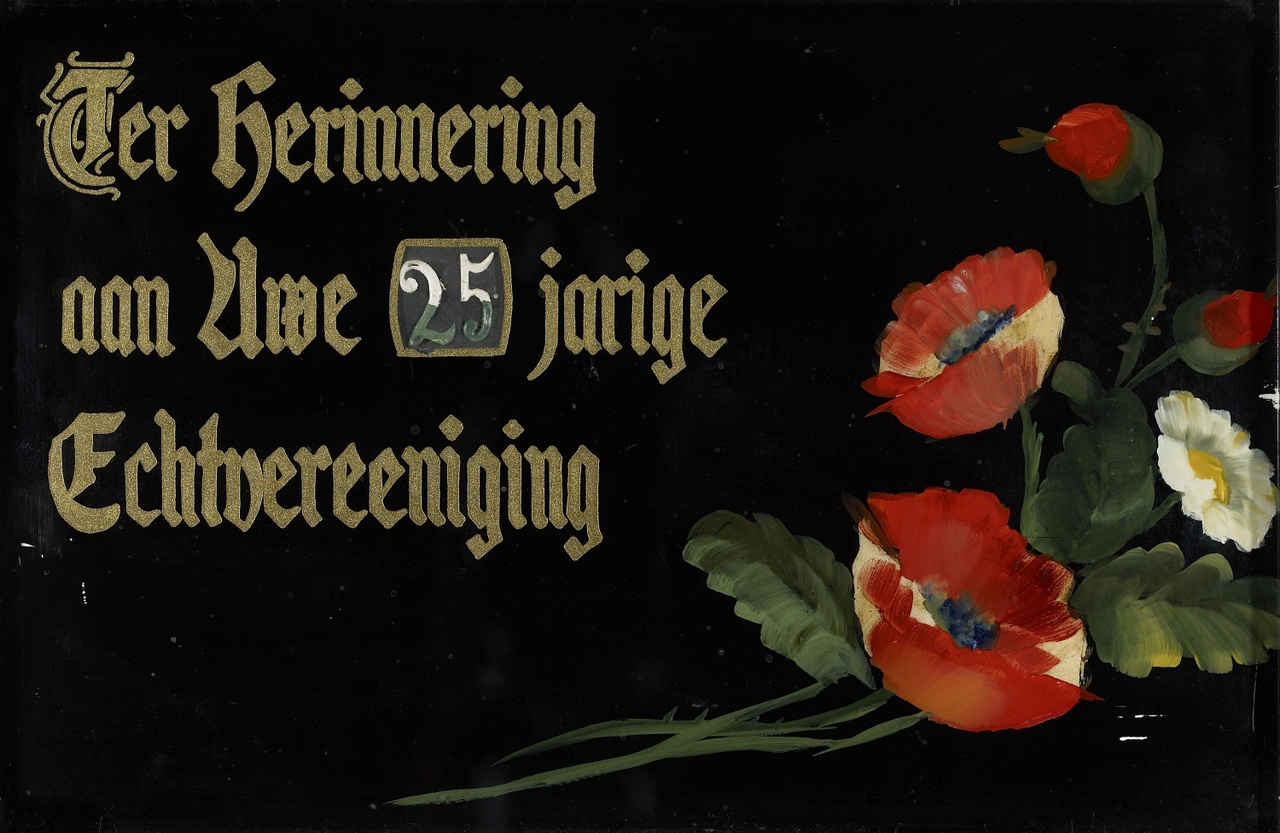 Plaquette met de tekst 'Ter herinnering aan Uwe 25 jarige Echtvereening'