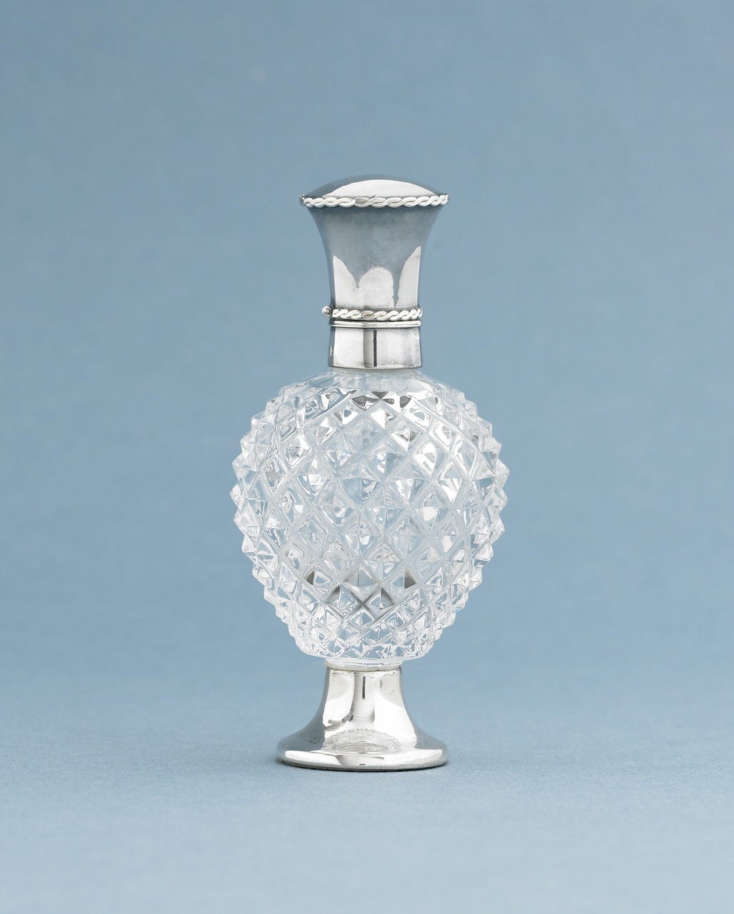 Reukflacon van kristal met zilveren deksel en montuur, J. de Vaal