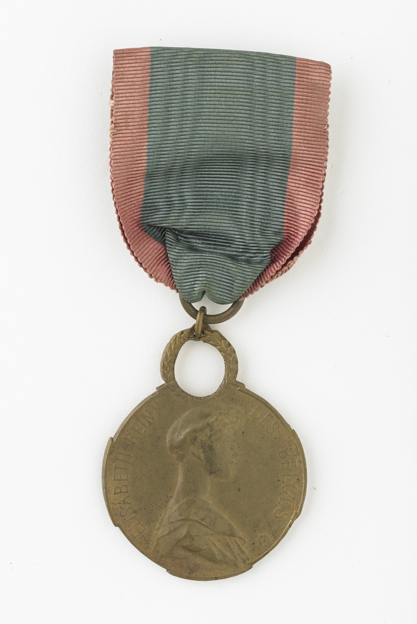 Medaille van de orde van Koningin Elisabeth van België aangeboden aan Anne Bolle uit Middelburg voor haar hulp aan Belgische vluchtelingen bij het uitbreken van de Eerste Wereldoorlog