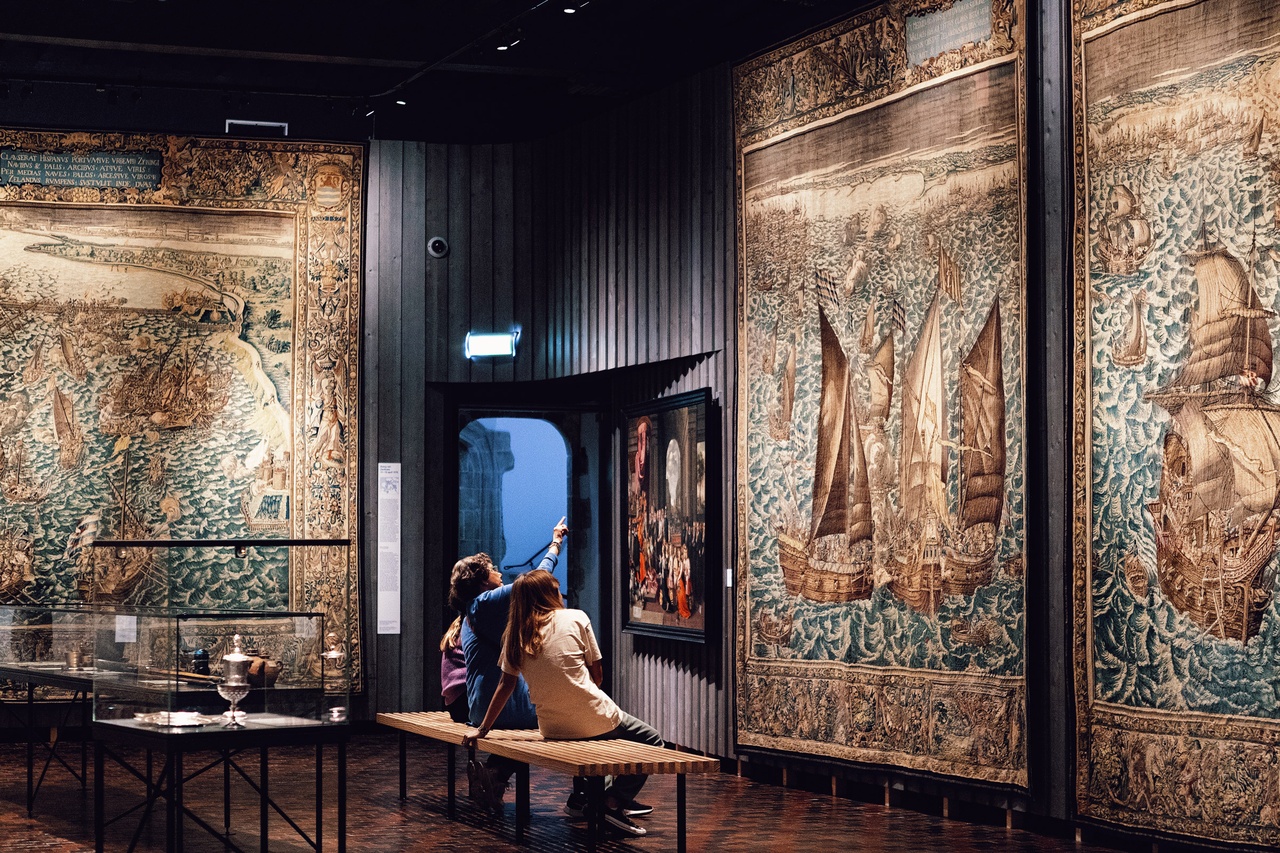 Bezoekers in de Wandtapijtenzaal Zeeuws Museum - foto door Viorella Luciana (Wandtapijten).jpg