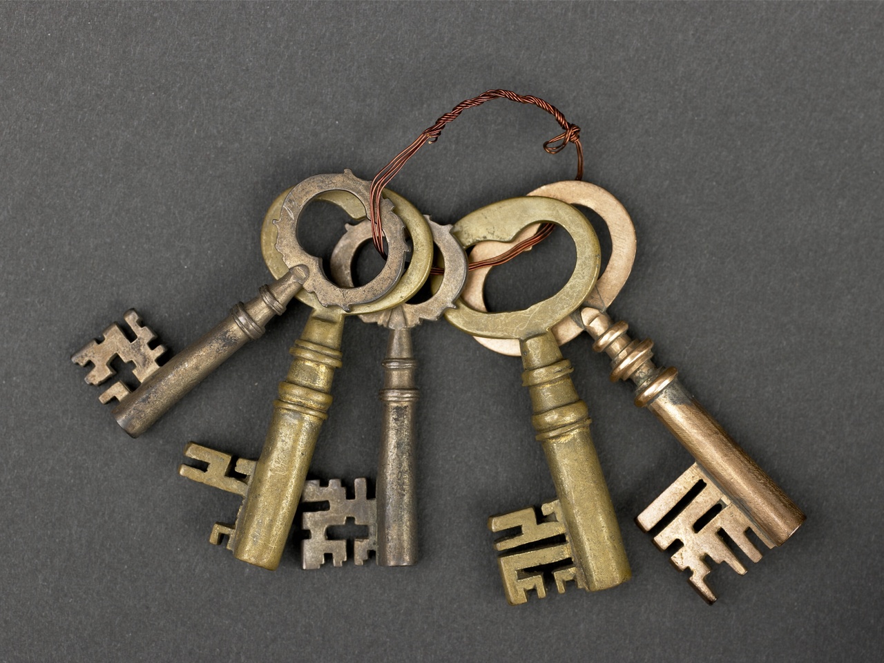 Sleutelbos van vijf koperen sleutels buitgemaakt in Atjeh