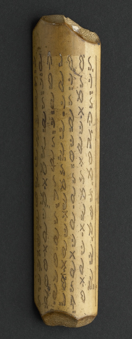 Handschrift op een reep bamboe, afkomstig van de Batak van Sumatra