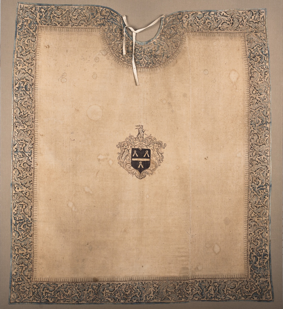 Een sitsen scheerdoek, met heraldisch wapen van de familie Schorer