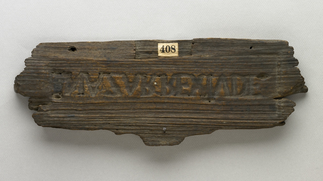 Houten plank, gedeelte van een kruis door Hollanders gevonden op de kust van Malabar 1662