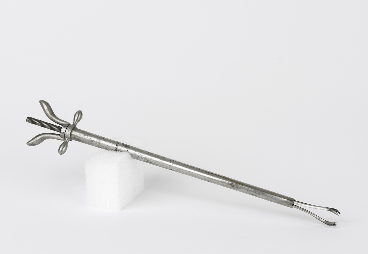 Heelkundig instrument  'kogel of steentang' uit kist met 'heelkundige werktuigen'