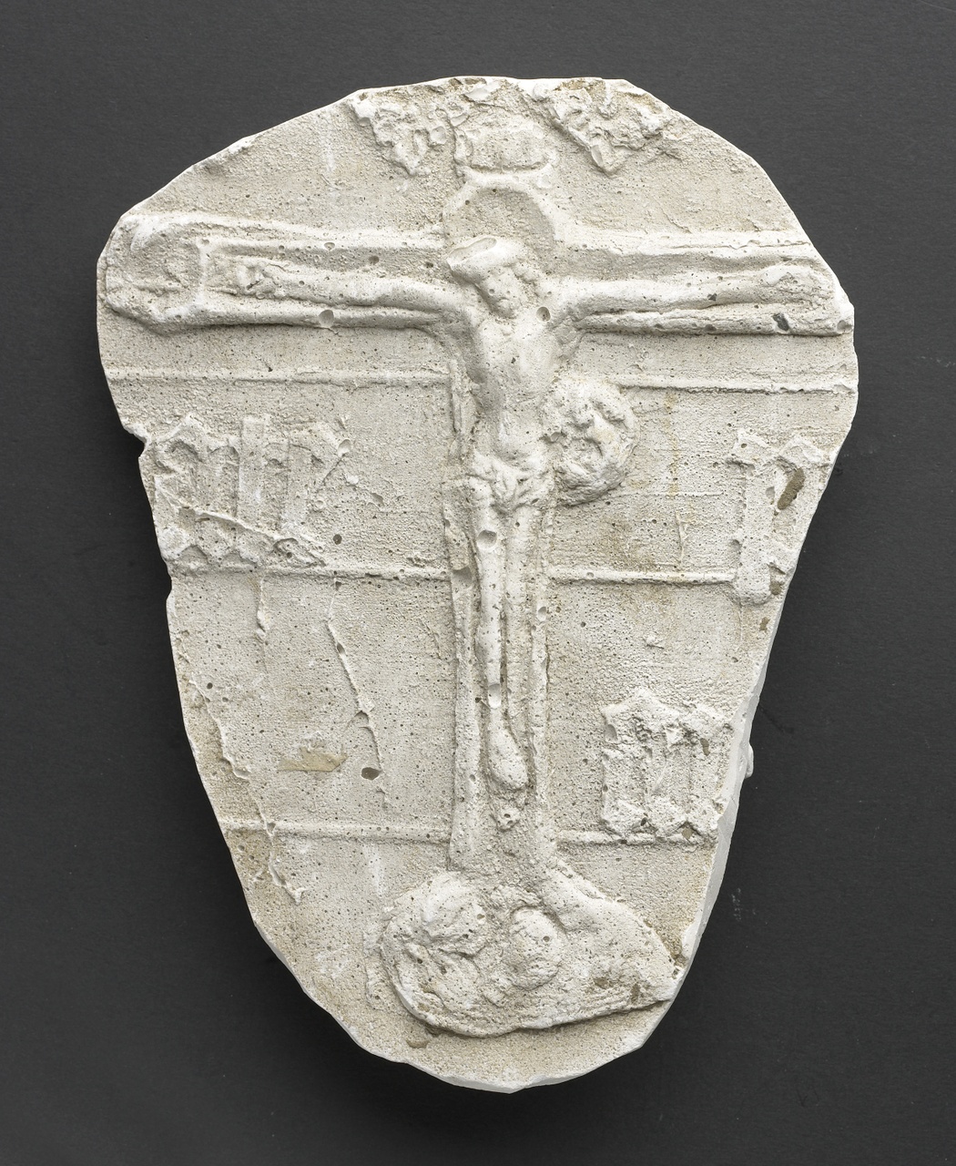 Afgietsel van een ornament uit de abdij in Middelburg met voorstelling van Christus aan het kruis