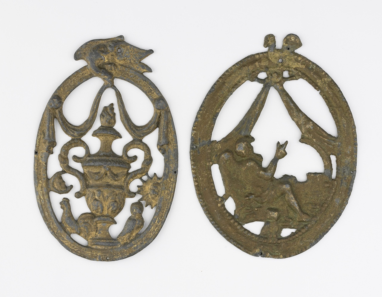 Onderdelen van klokken waaronder vijf ovale loden ornamenten ter versiering van het slingergat met vaasvormen en vogels.