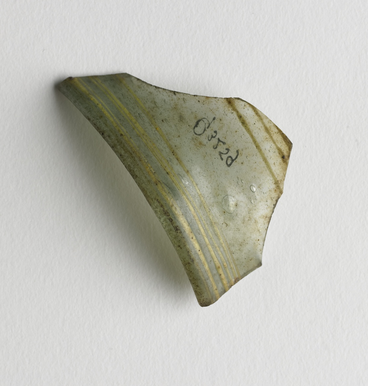 Fragment van glazen stortbeker; lichtblauw; merovingisch vindplaats Domburg/ Oostkapelle
