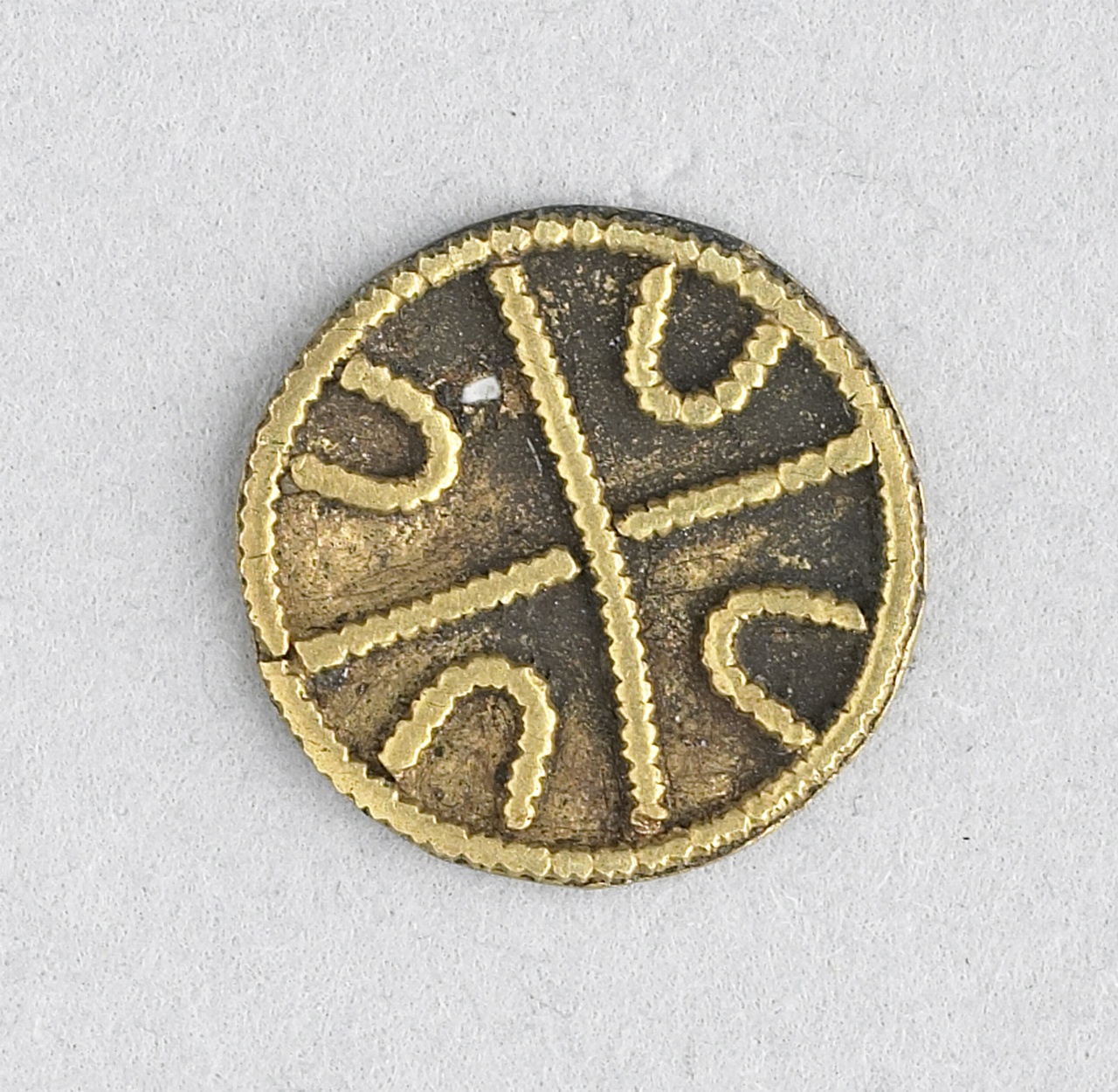 Karolingische ronde gouden mantelspeld, 700-900, vindplaats Domburg