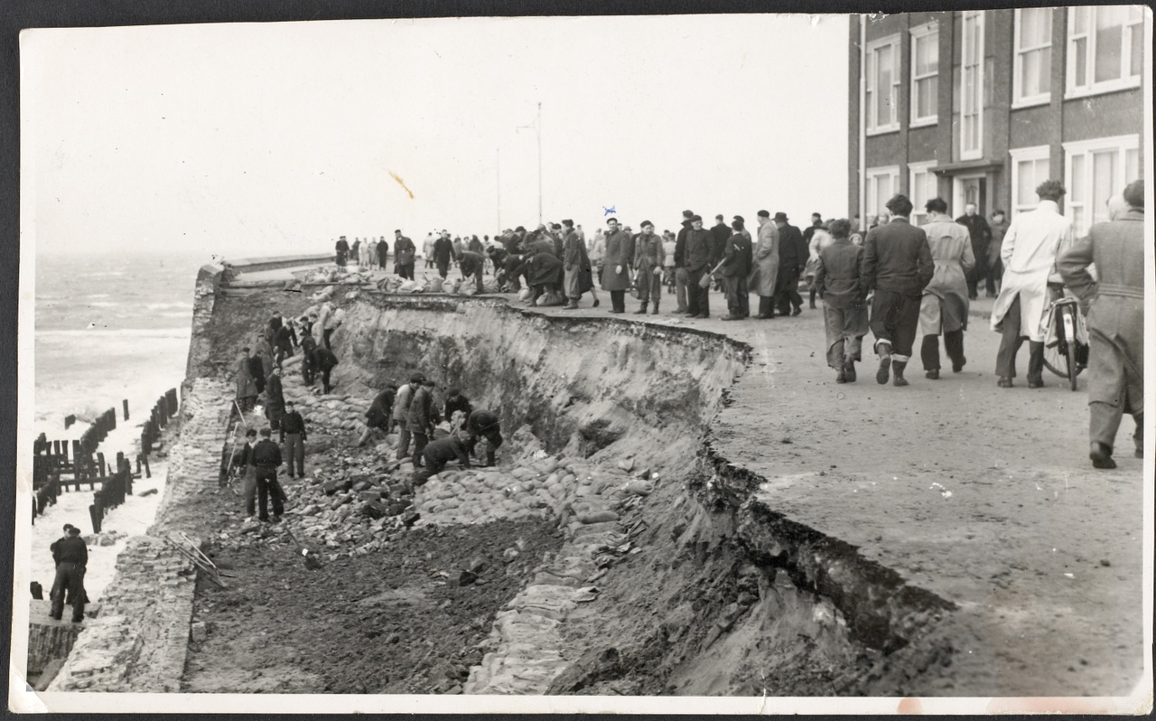 Zwartwitfoto van de Boulevard de Ruyter te Vlissingen, 2 februari 1953