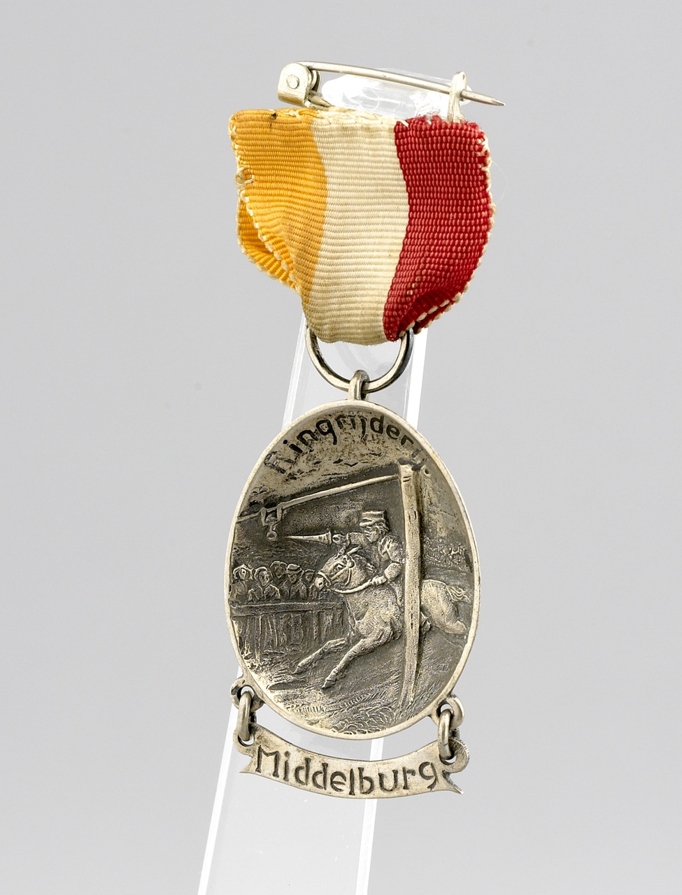 Zilveren medaille aan een lint uitgereikt bij het ringrijden in Middelburg