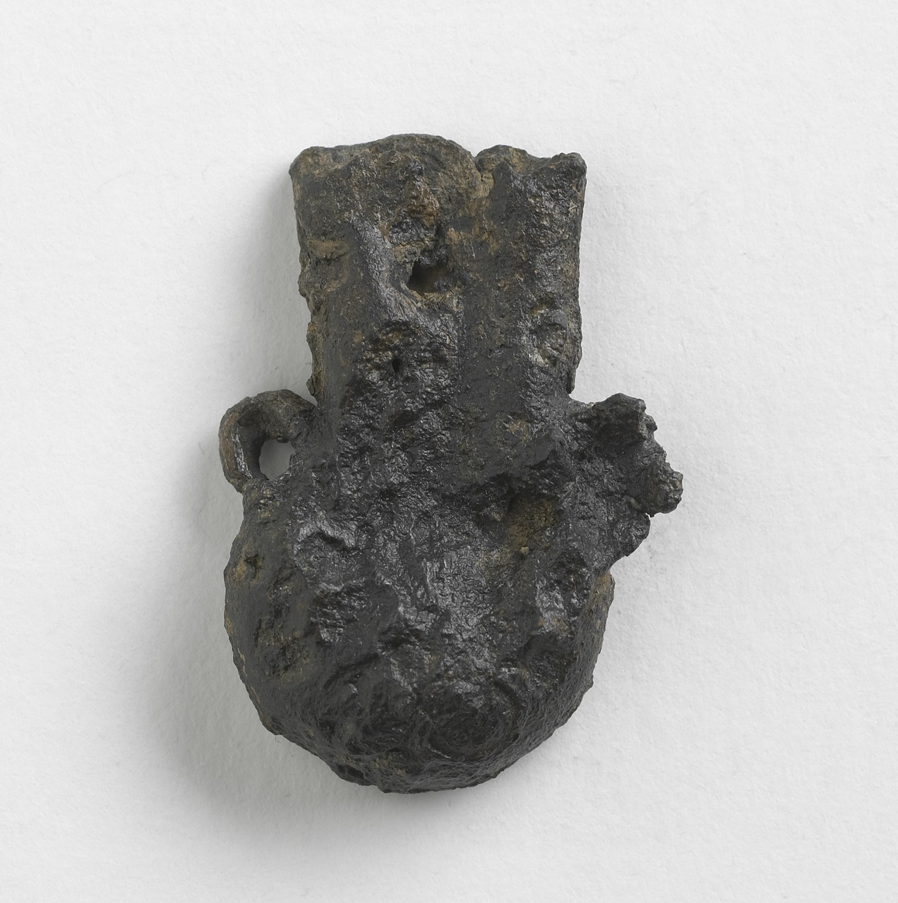Fragment van bedevaartsampul, gevonden in stort van het Geeregebied, Middelburg