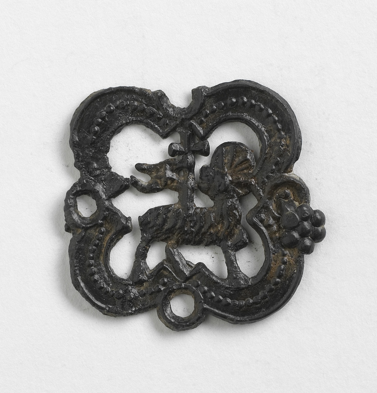 Pelgrimsinsigne voorstellende het Lam Gods, 1400-1450, vindplaats Nieuwlande