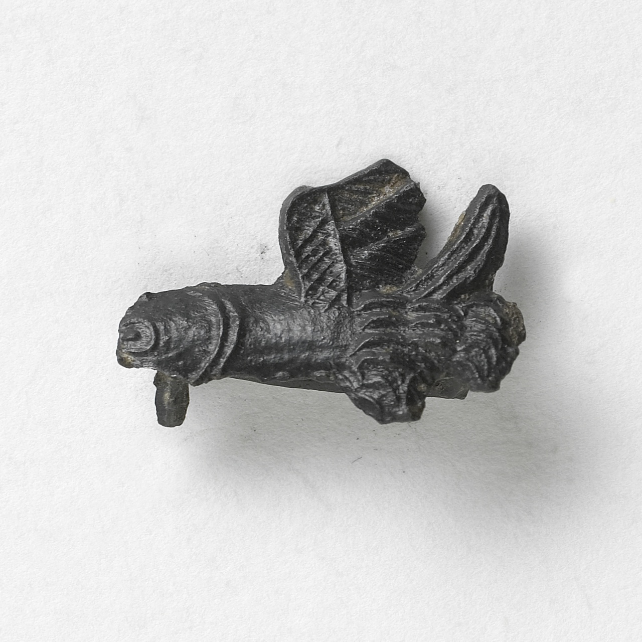 Draagteken insigne voorstellende een fallusdier met vleugels, 1375-1425, vindplaats Nieuwlande