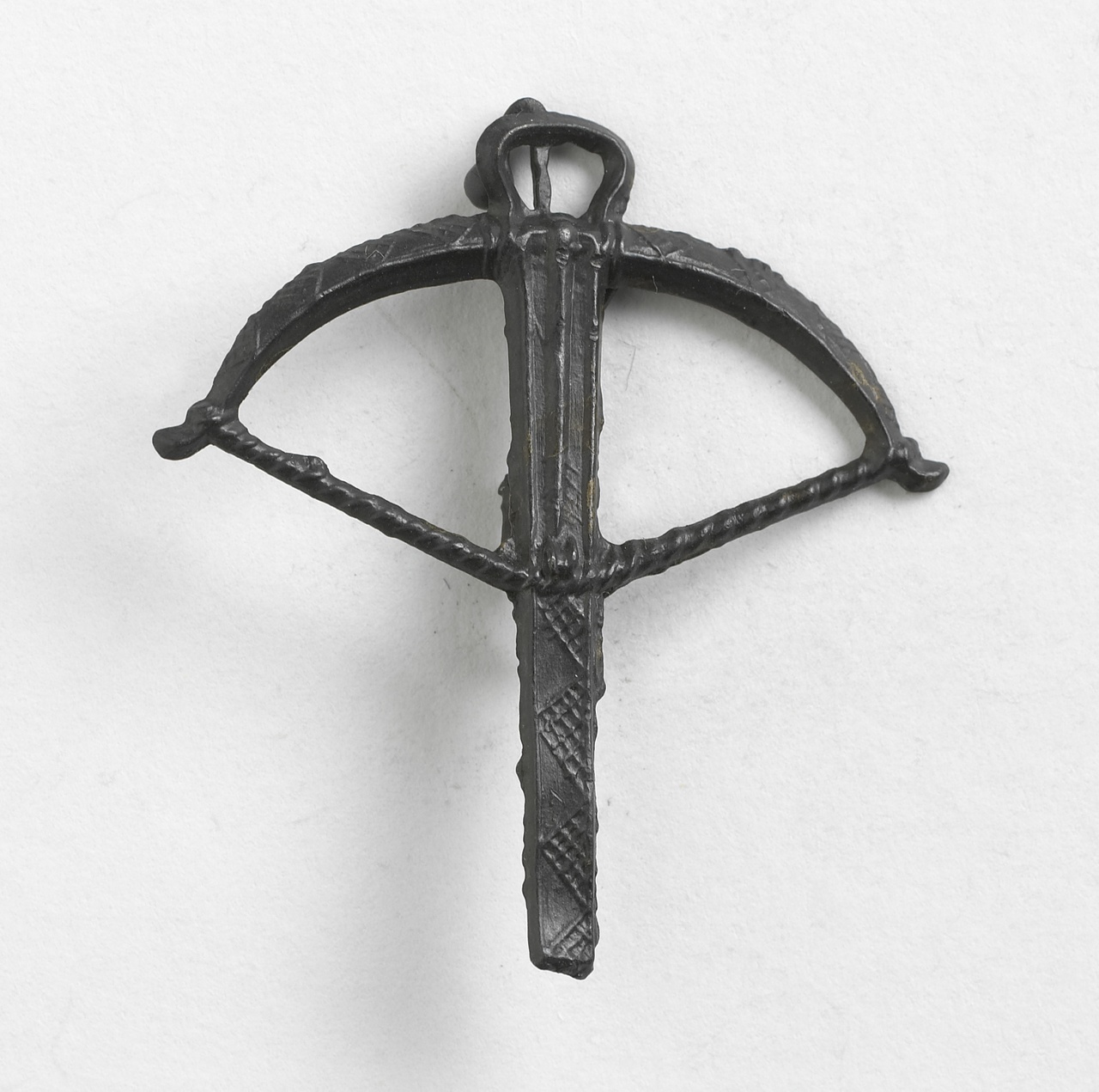 Broche in de vorm van een kruisboog met opgelegde pijl, vindplaats Nieuwlande