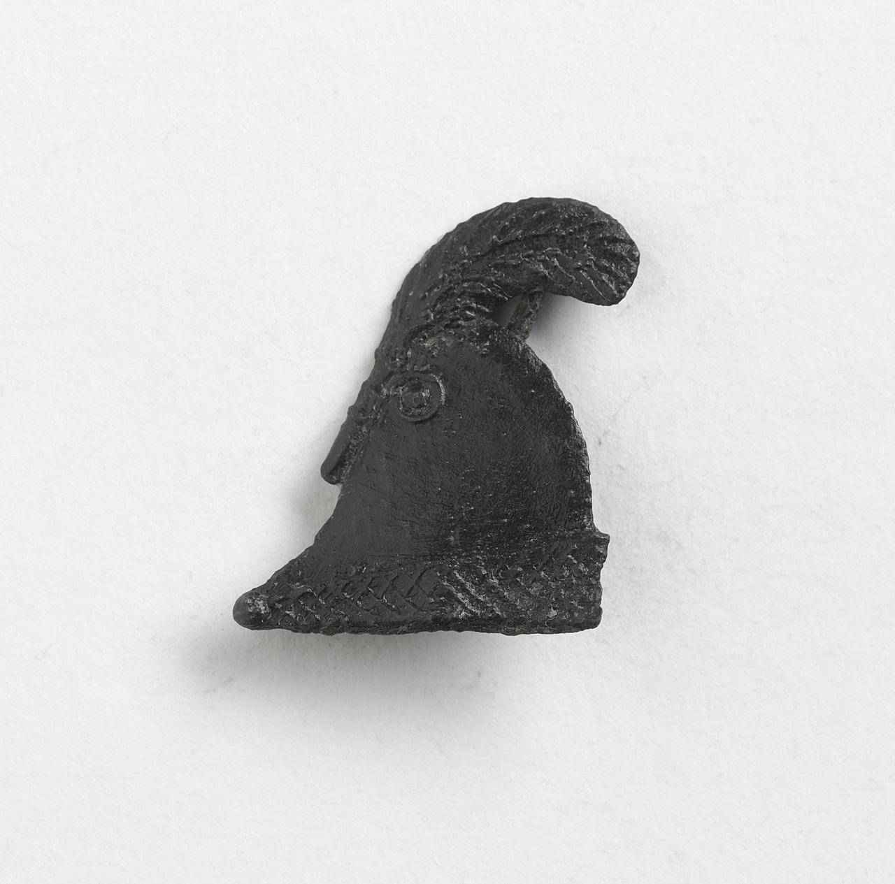 Insigne of draagspeld voorstellende een hoed met veer, 1375-1425, vindplaats Nieuwlande