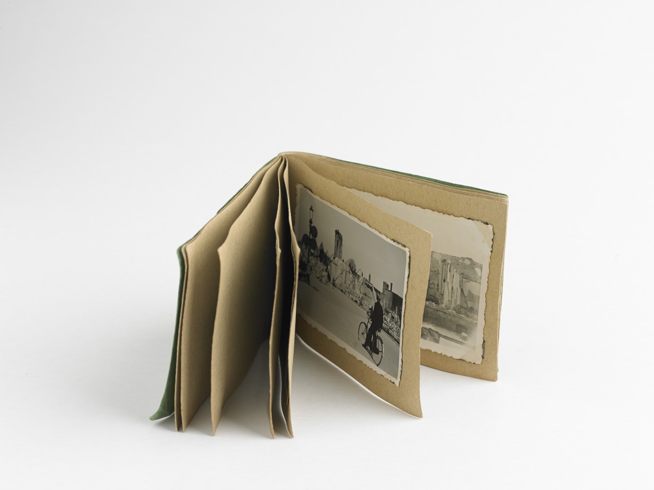 Album met foto's van het centrum van Middelburg genomen na het bombardement op 17 mei 1940