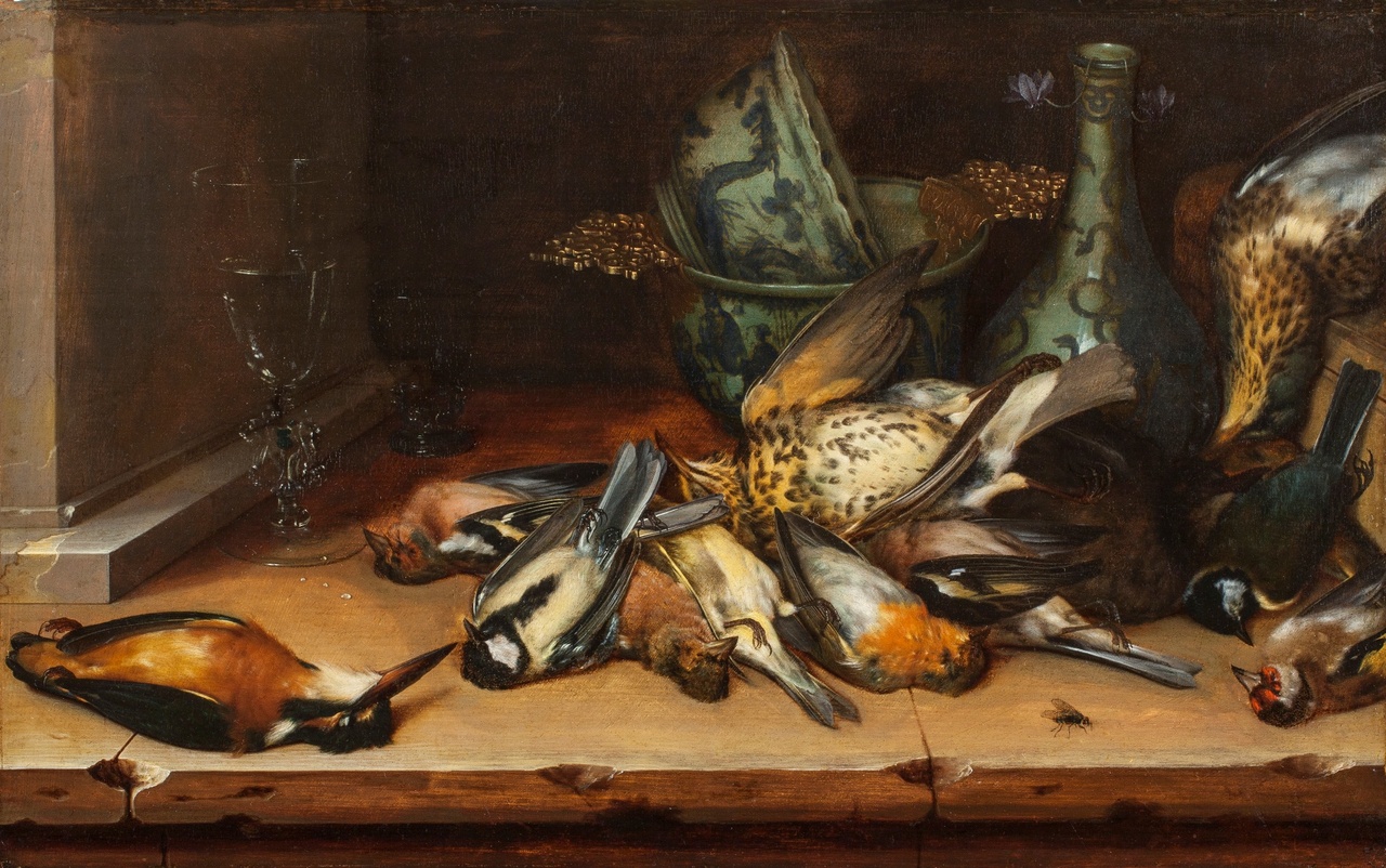 Stilleven met dode vogels, een façon-de-Venise wijnglas, een roemer, twee opgestapelde klapmutsen en een Wanli vaas, Christoffel van den Berghe