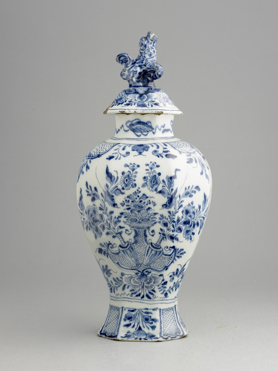 Balustervormige vaas met deksel in onderglazuur blauw