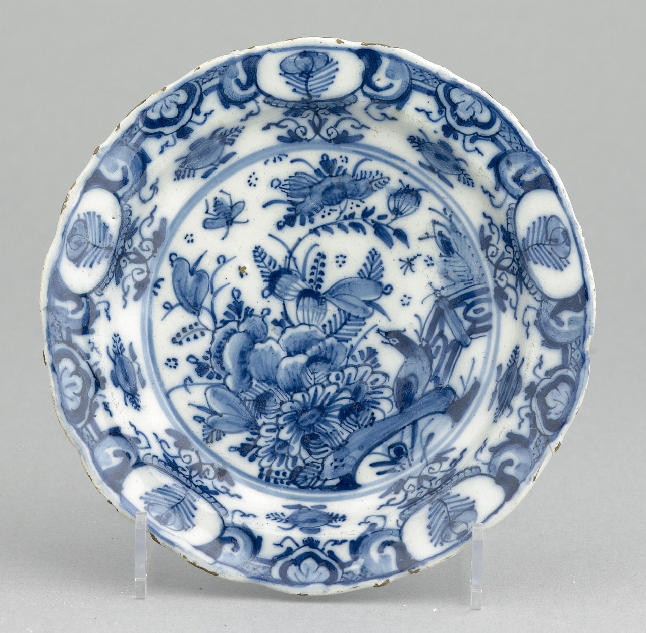 Bordje met florale motieven in onderglazuur blauw