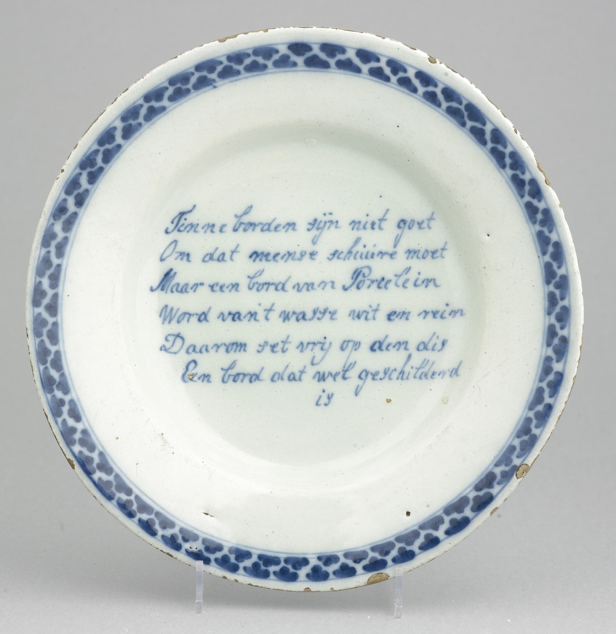 Bord met gedicht in onderglazuur blauw