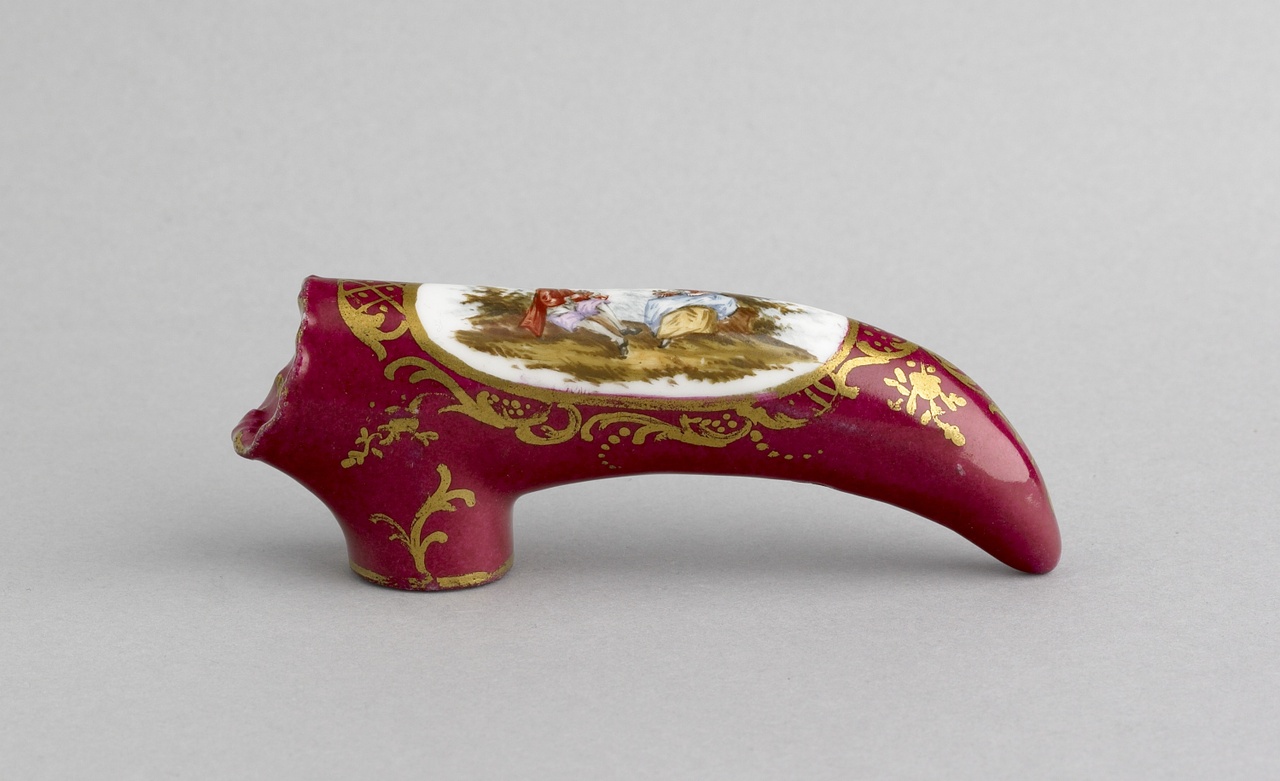 Handvat van een wandelstok met cartouche tegen rode achtergrond, Meissener Porzellan Manufaktur