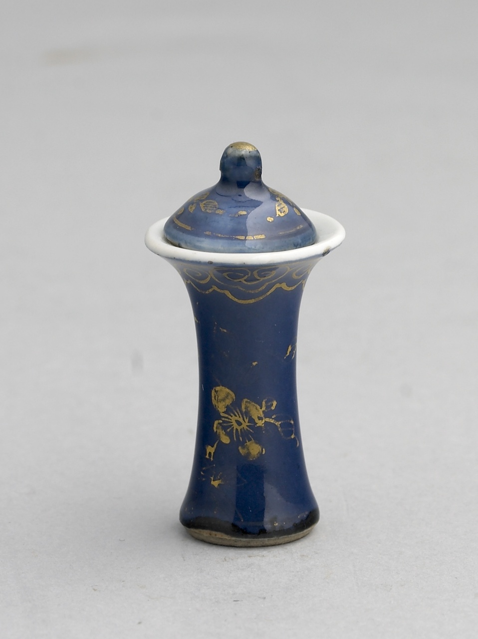 Miniatuurbekervaas met deksel in powder blue en goud