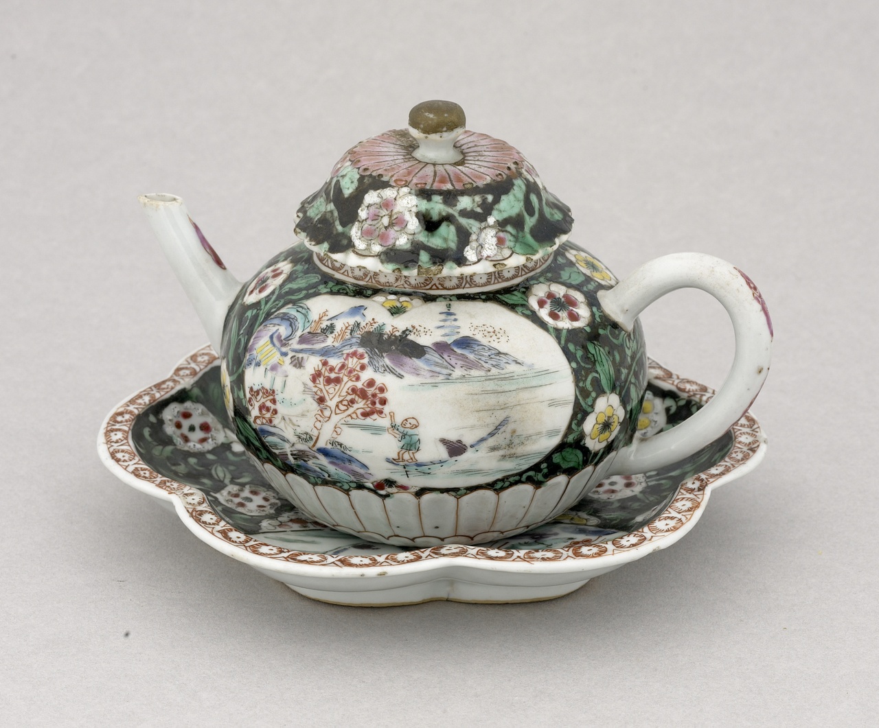 Theepot met deksel en pattipan in Famille noire emailkleuren