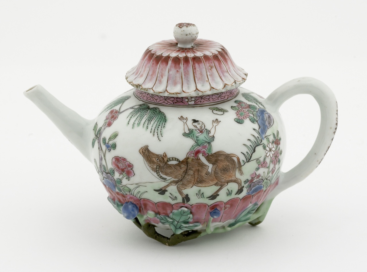 Theepot met deksel met figuur op waterbuffel in Famille rose