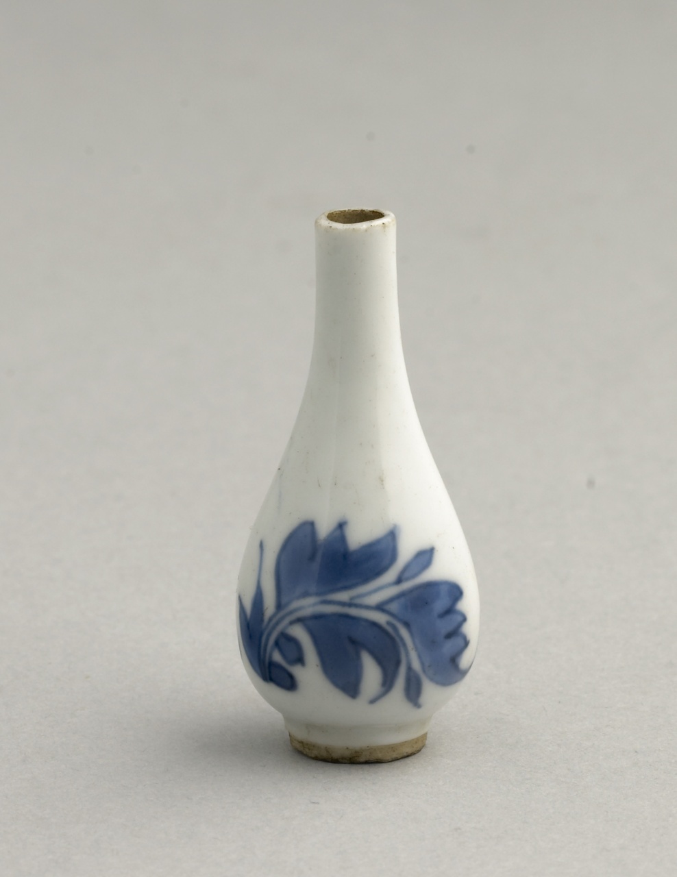 Miniatuurfles met floraal motief in onderglazuur blauw