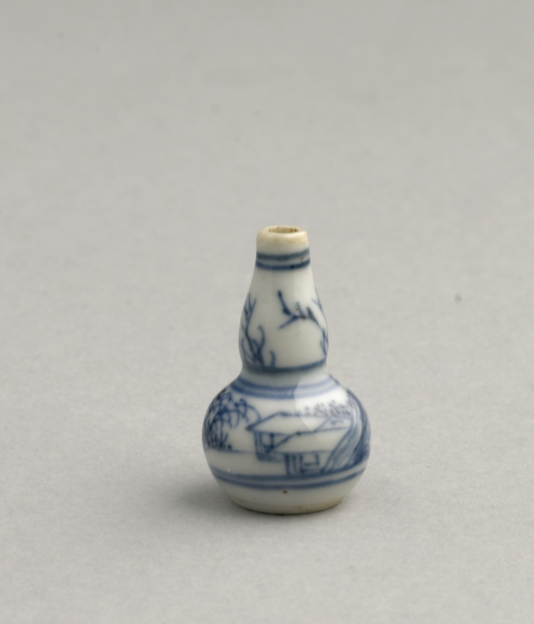 Miniatuur kalebasvormige fles in onderglazuur blauw