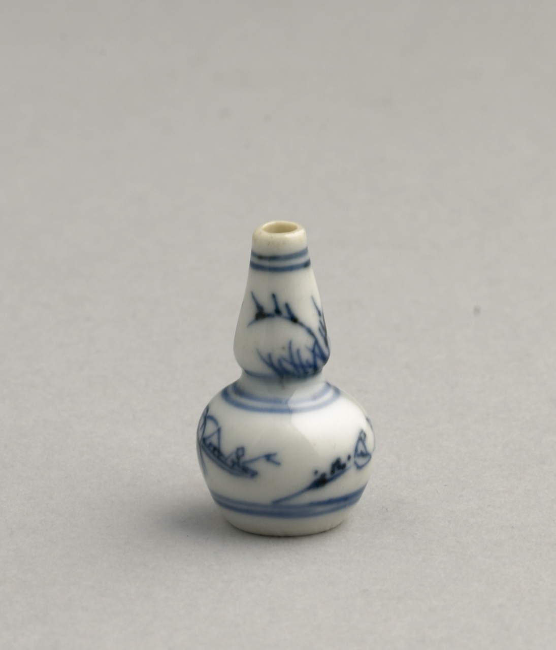 Miniatuur kalebasvormige fles in onderglazuur blauw