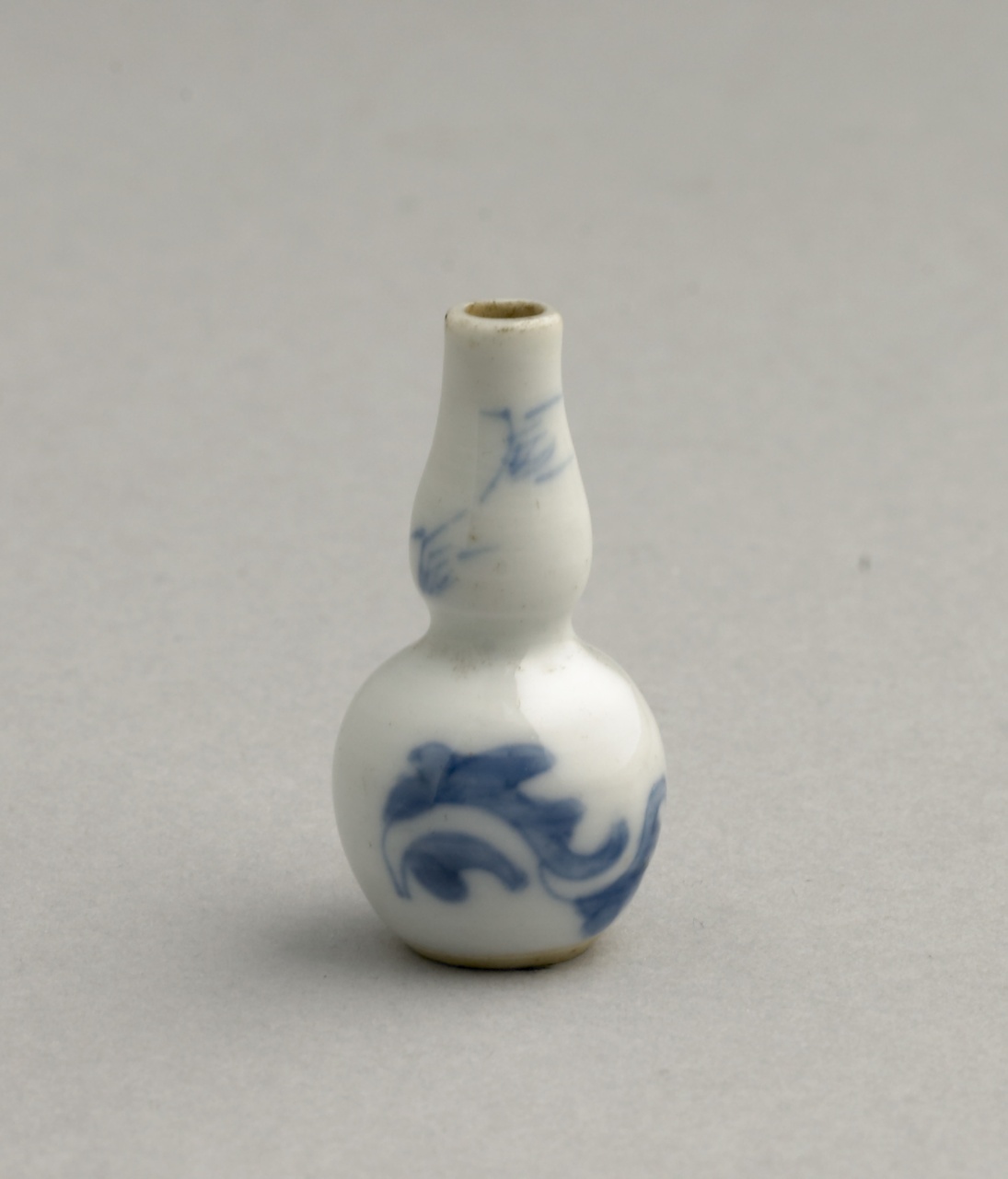 Miniatuur kalebasvormige fles in onderglazuur blauw