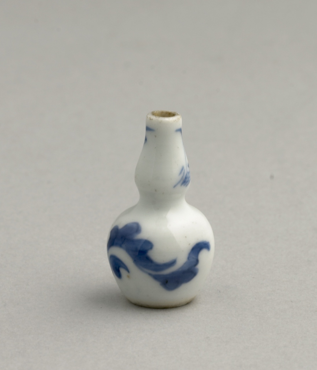 Miniatuur kalebasvormige fles in onderglazuur blauw