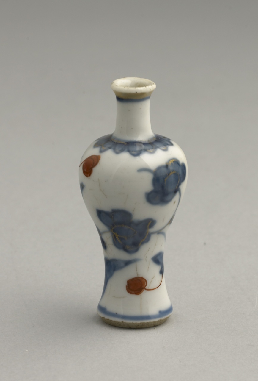Balustervormige miniatuurvaas in Imari-palet