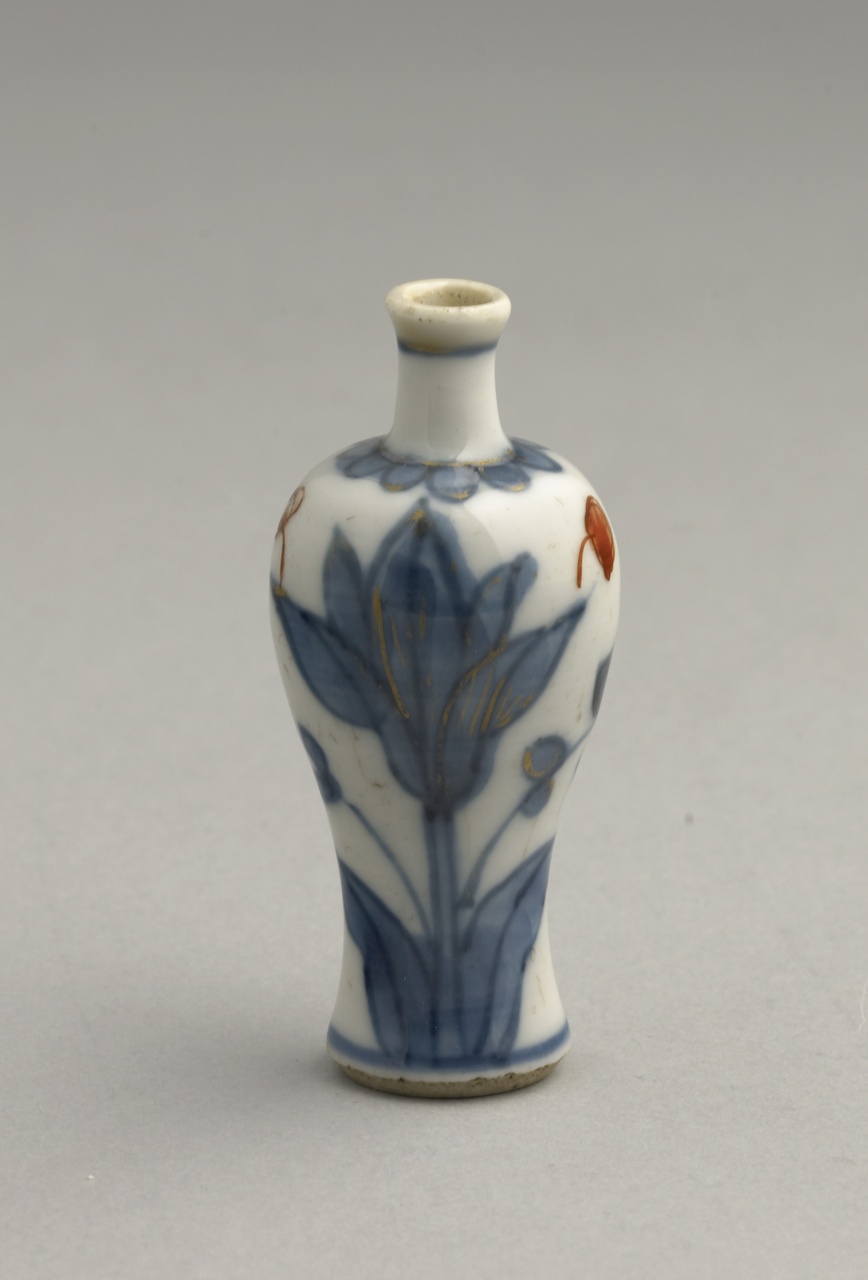Balustervormige miniatuurvaas in Imari-palet