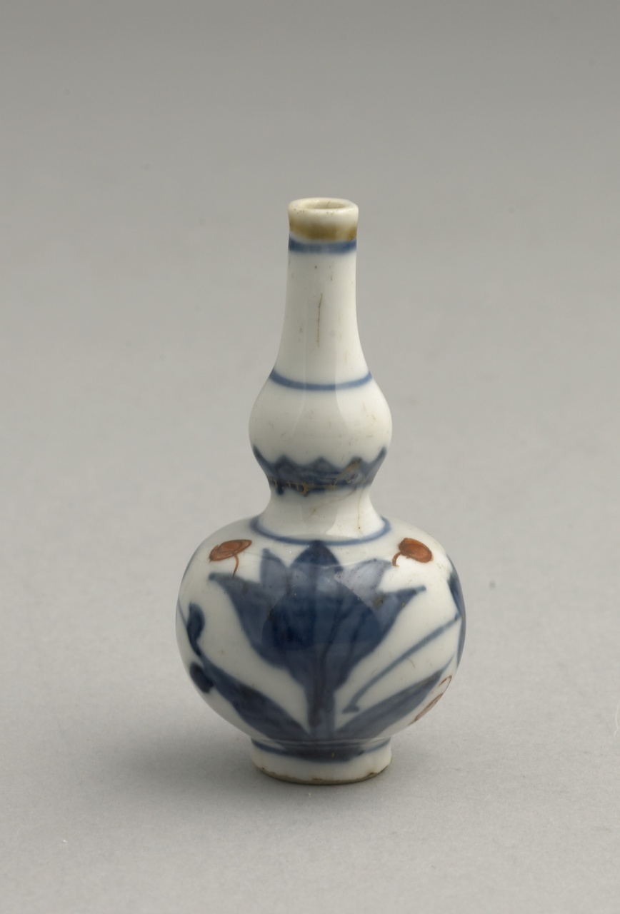 Kalebasvormige miniatuurvaas in Imari-palet