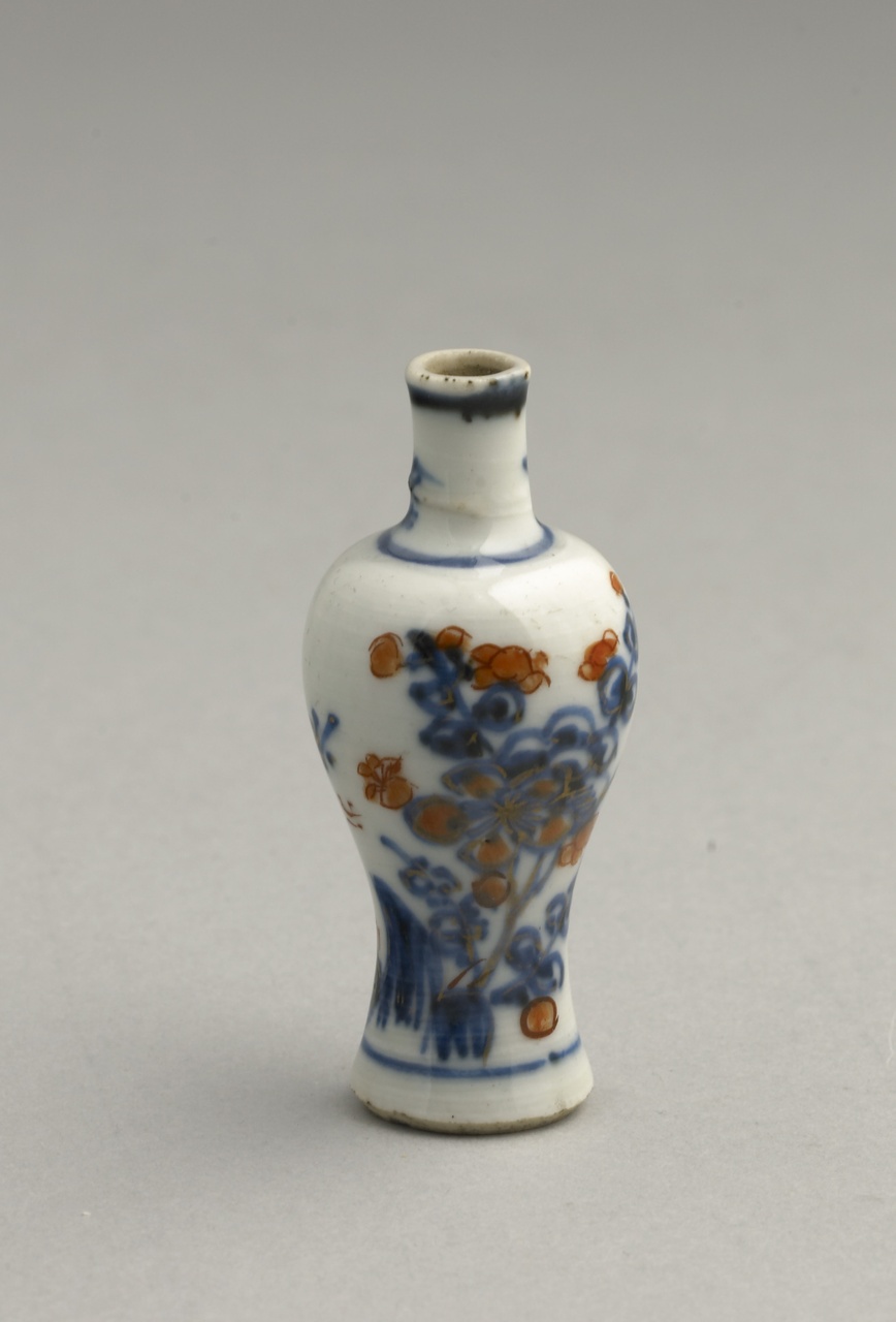 Balustervormige miniatuurvaas in Imari-palet