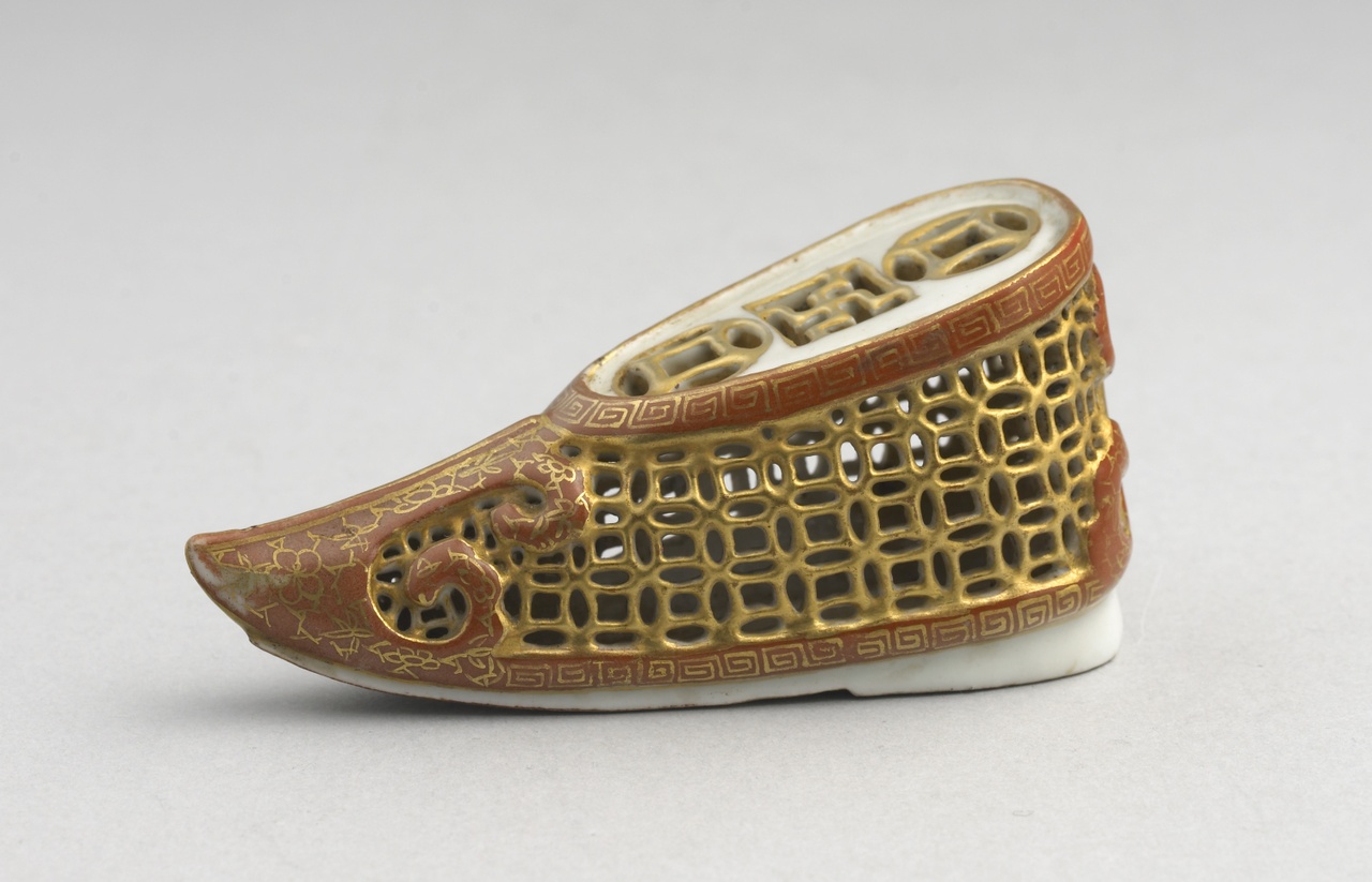 Opengewerkte schoen in goud en steenrood