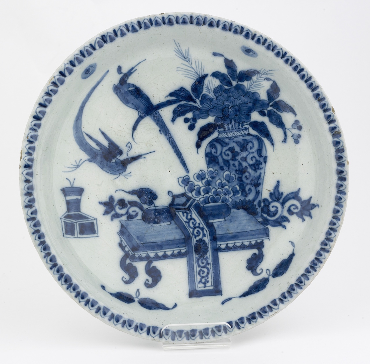 Bord met Chinoiserie decoratie in onderglazuur blauw, De Drie Posteleyne Astonne