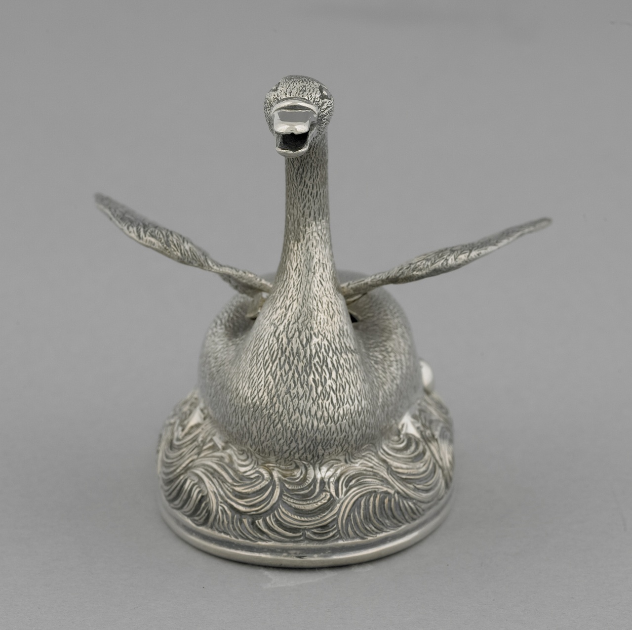 Zilveren dekselpot in de vorm van een zwaan waarin een gembercouvert, J. Wierighs