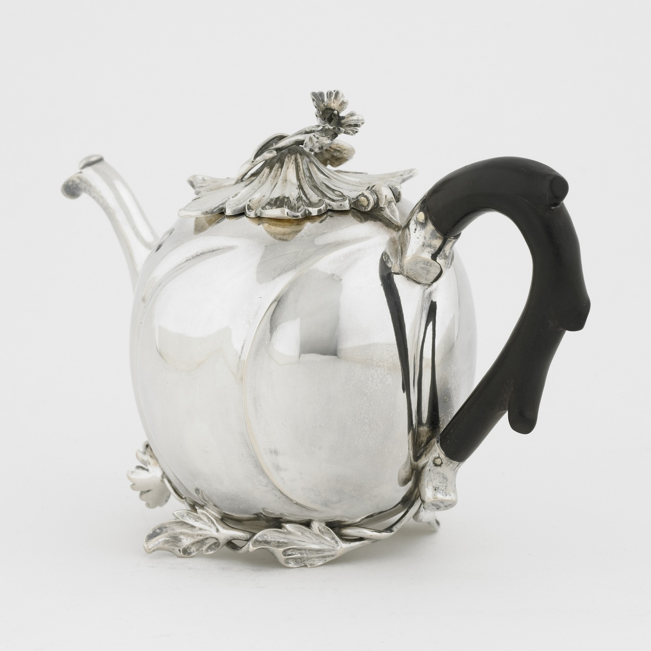 Zilveren melkkan behorend bij theeservies geschonken aan prof. Kluyt, Philippus Prié