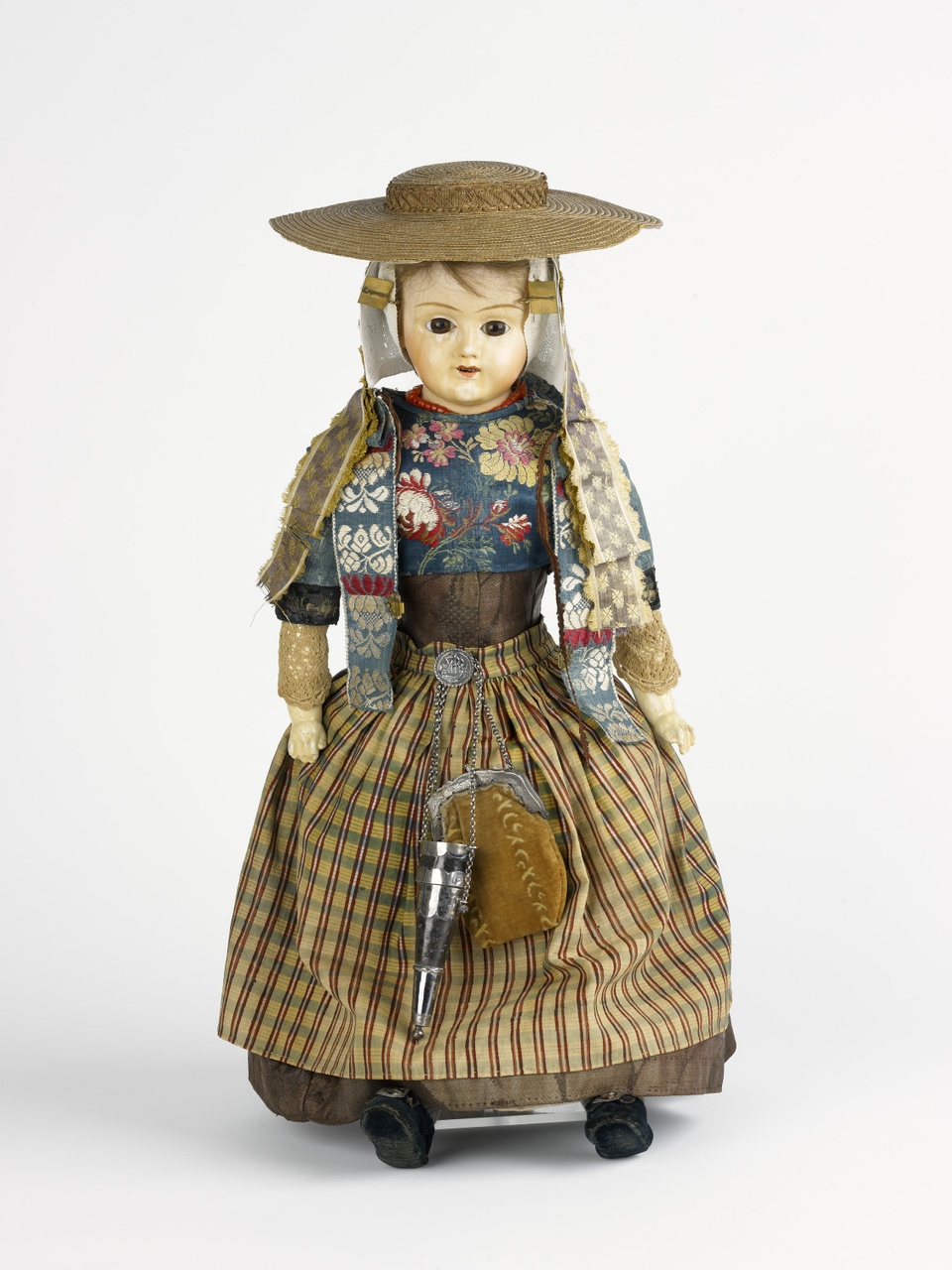 Pop in het kostuum van Lena Bliek (Nieuwlands kostuum)