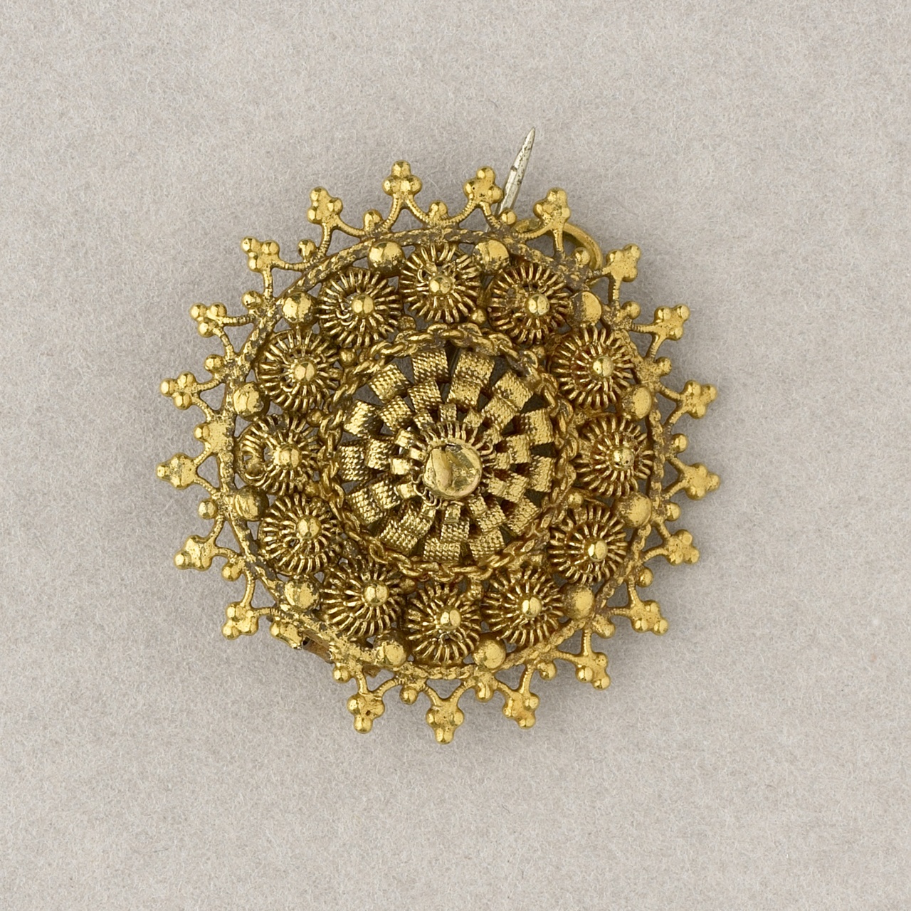 Gouden mannenbroche met filigrain