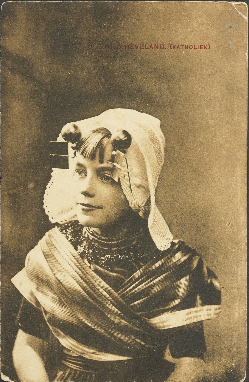 Ansichtkaart met een meisje in Zuid-Bevelands kostuum