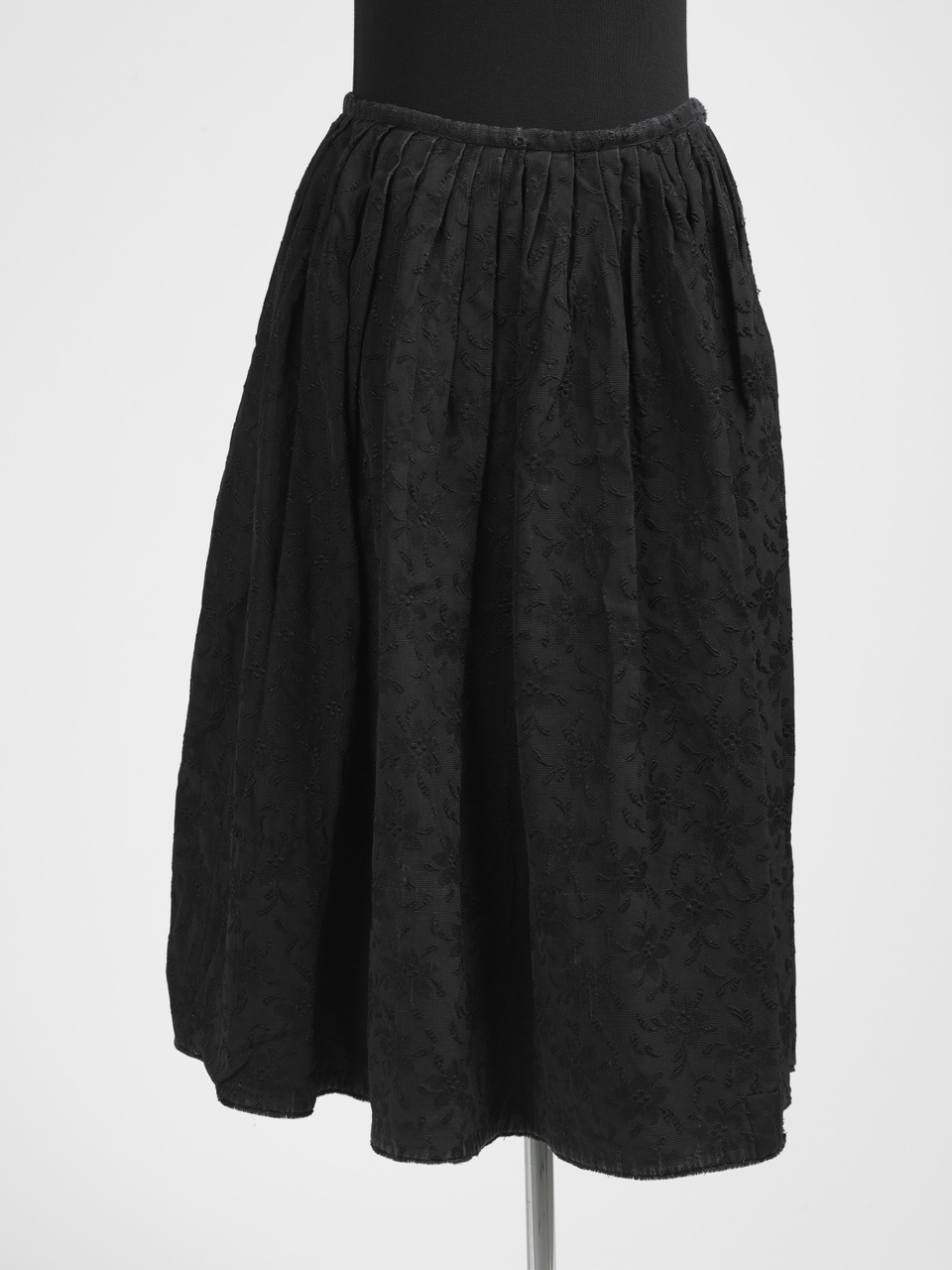 Zwarte rok met ingeweven bloemmotieven