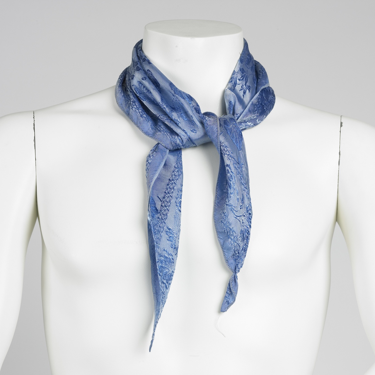Lichtblauwe halsdoek met ingeweven blauwe bloemmotieven
